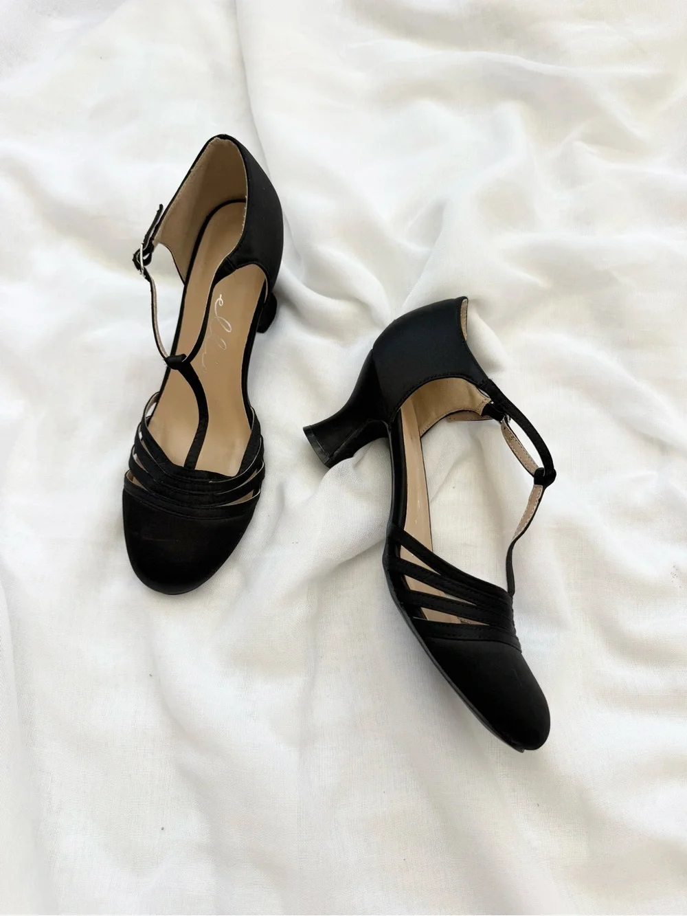 ✿ Vintage 80s Black T-Strap Kitten Heels • Size 9